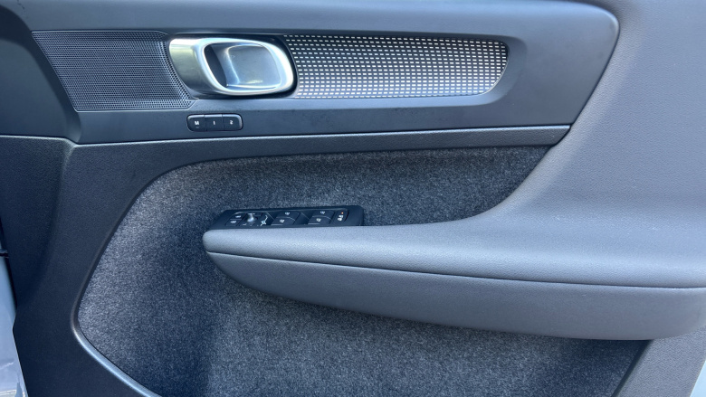 Volvo XC40 2.0 B4P Plus Dark 5dr Auto Petrol Estate